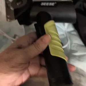 Buyer photo showing the scissors in hand